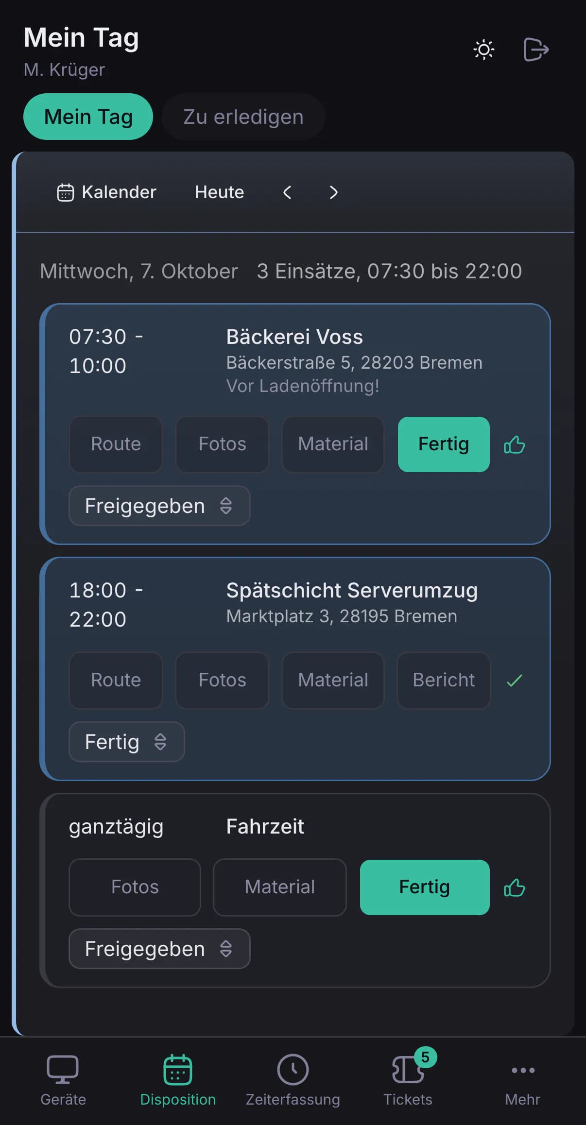 Rakete auf dem Handy: die Tagesliste des Monteurs mit Uhrzeit, Objekt und Anschrift je Einsatz, darunter Route, Fotos, Material und Fertig als daumengroße Knöpfe und der Stand zum Umstellen.